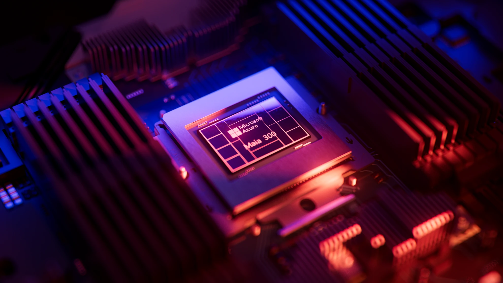 Prototipo ufficiale del chip Azure Maia 300 installato in un server